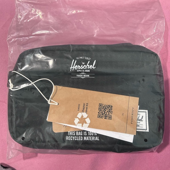 Herschel Chapter Travel Kit - 5L Houndstooth Emboss - Picture 4 of 4